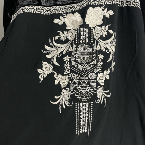 ANDRE BY UNIT Black Velvet Blouse with Silver Details - Picture 4 of 5